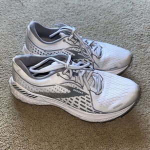 Women’s Brooks Size 9